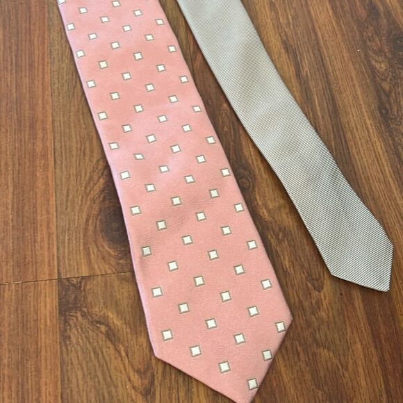 Saks Fifth Avenue pink and taupe printed tie with small squares tie 100% silk - Picture 5 of 6